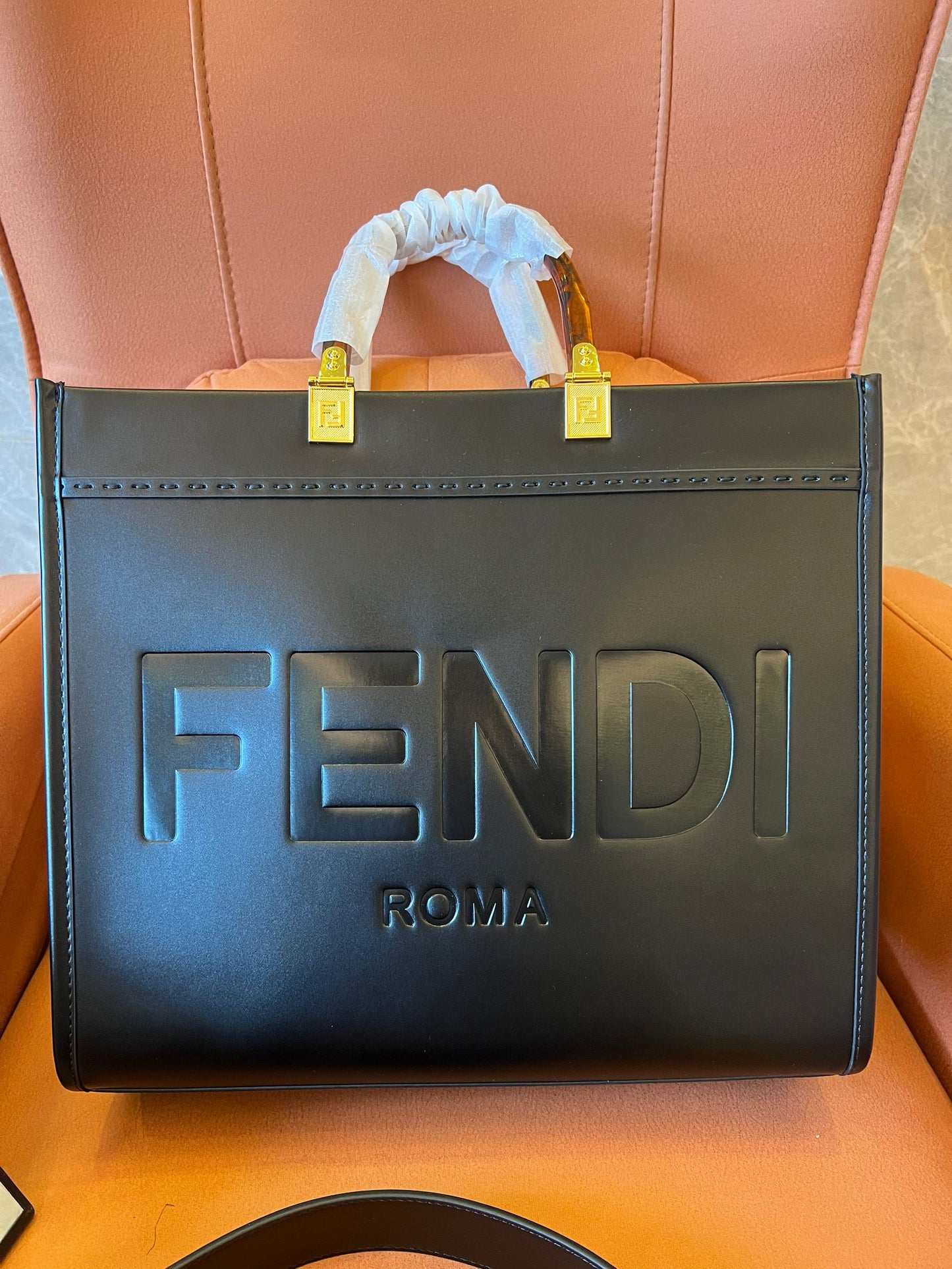 Bolso shopper grande Fendi Sunshine de piel negra con correa