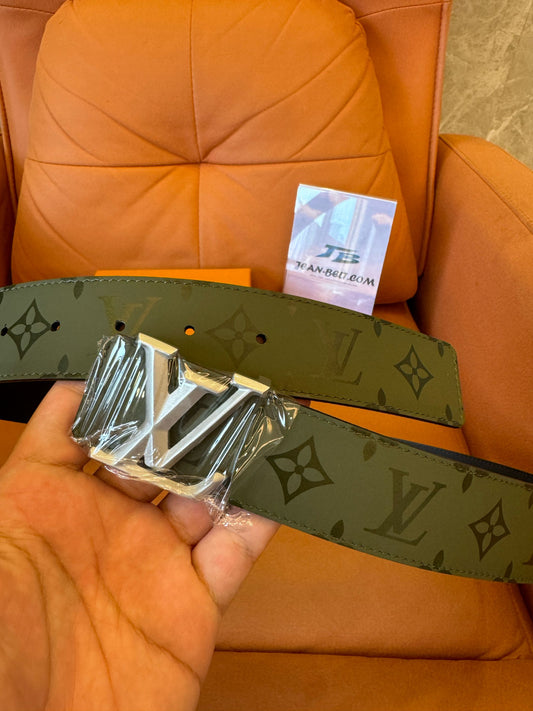 Cinturón verde con monograma de Louis Vuitton y hebilla LV plateada