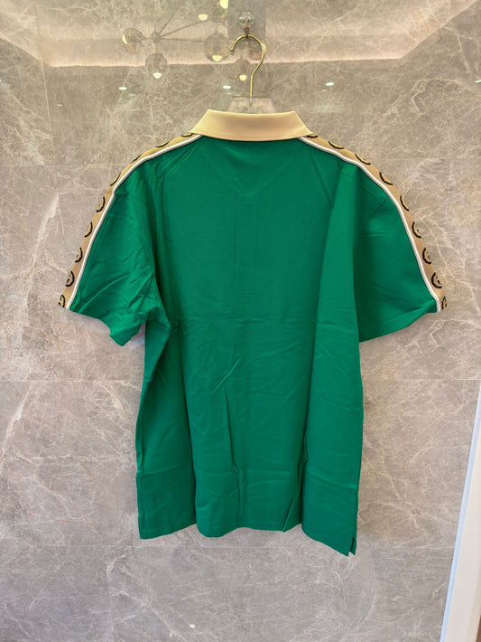 Polo verde Gucci con ribete de cinta GG distintiva