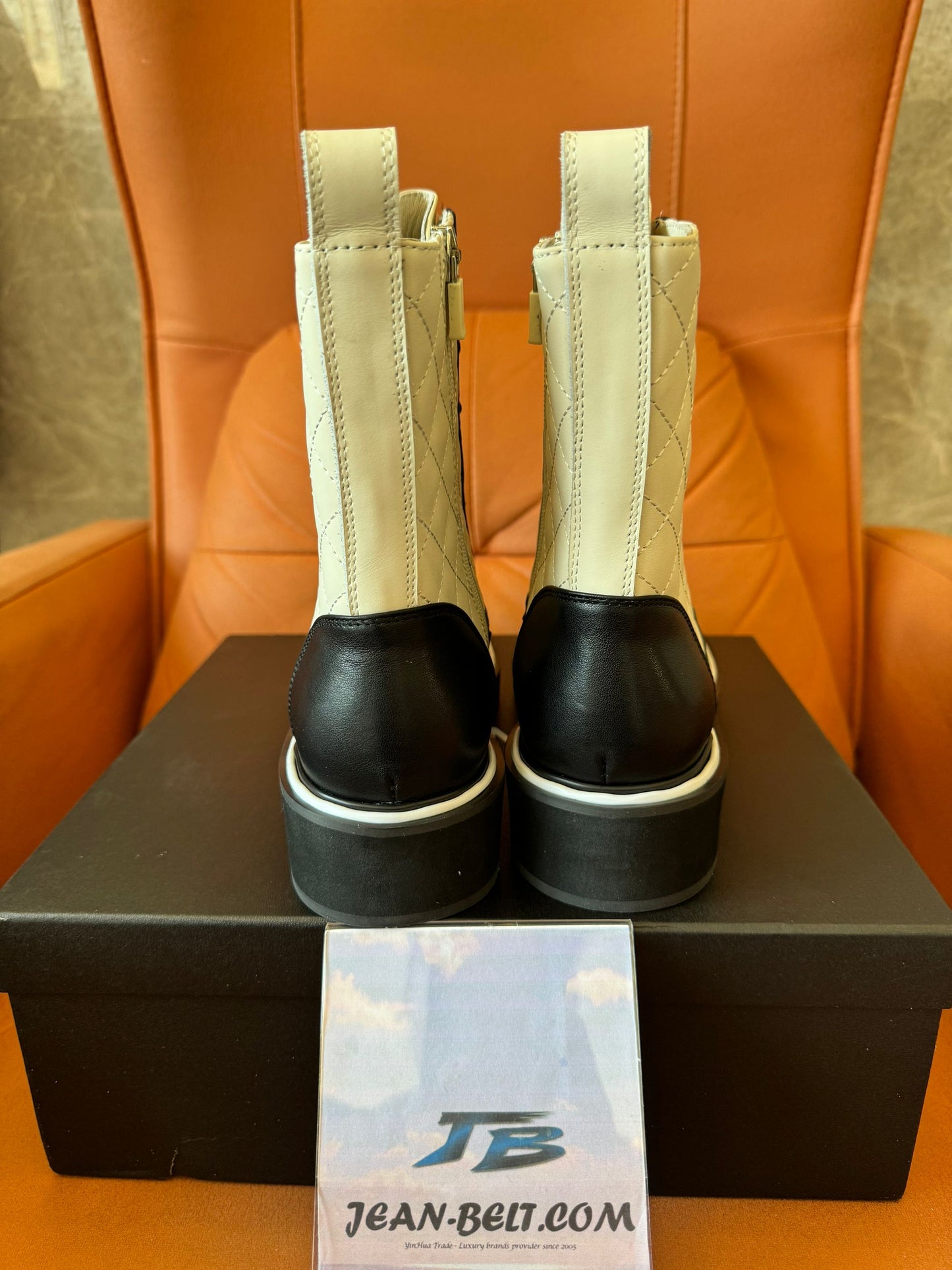 Botas cortas Chanel de cuero genuino tejido tipo martin.