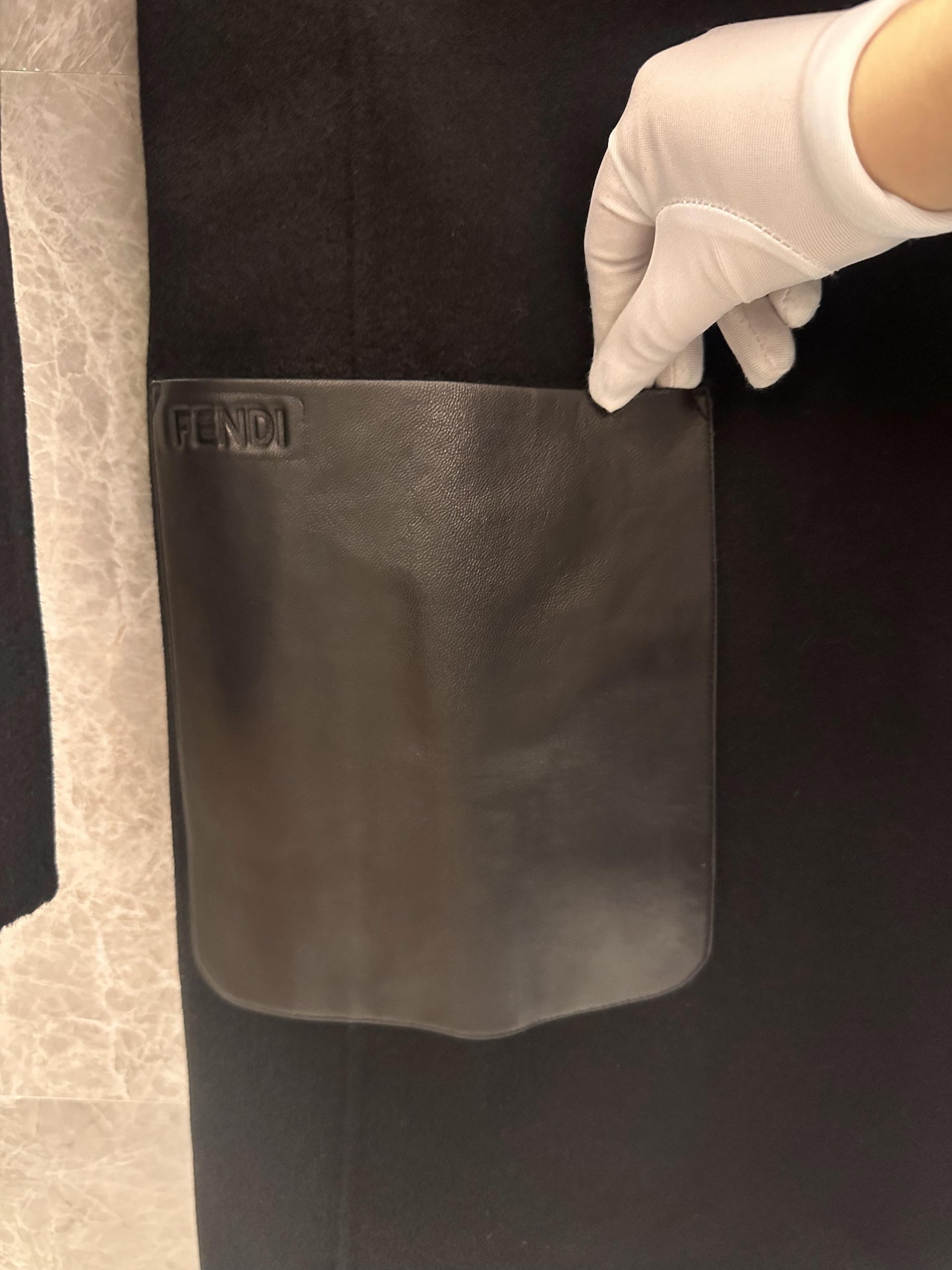 Casaco Fendi de lã preta com detalhes em couro e gola de pele