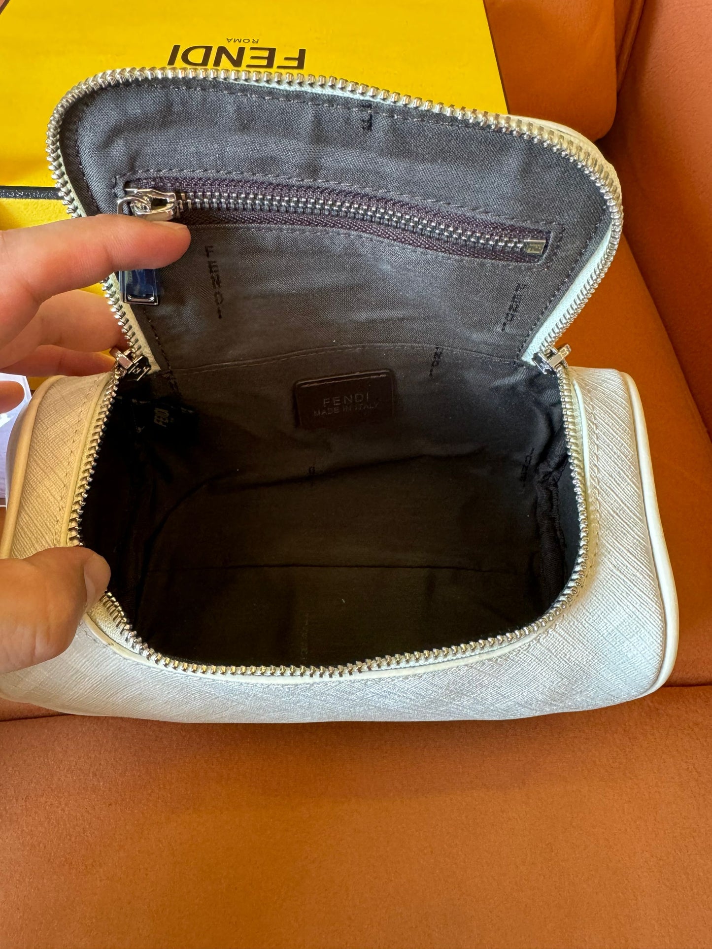 Neceser Fendi en tejido FF blanco