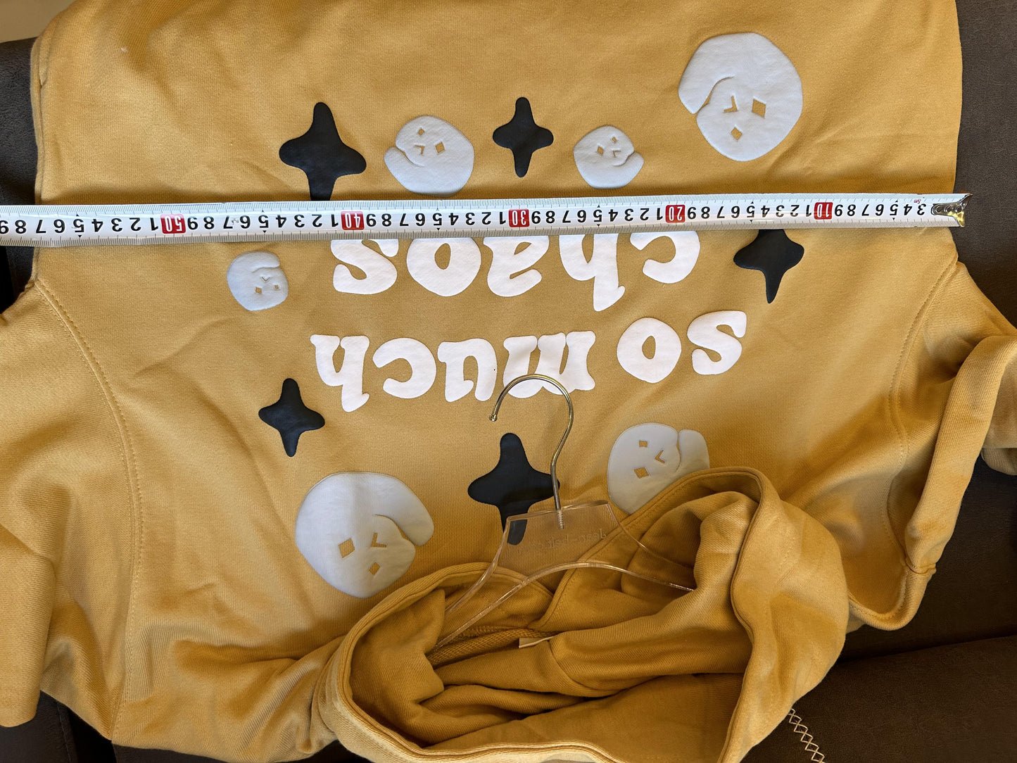 Conjunto de sudadera y jogger “So Much Chaos” de Broken Planet en marrón caramelo