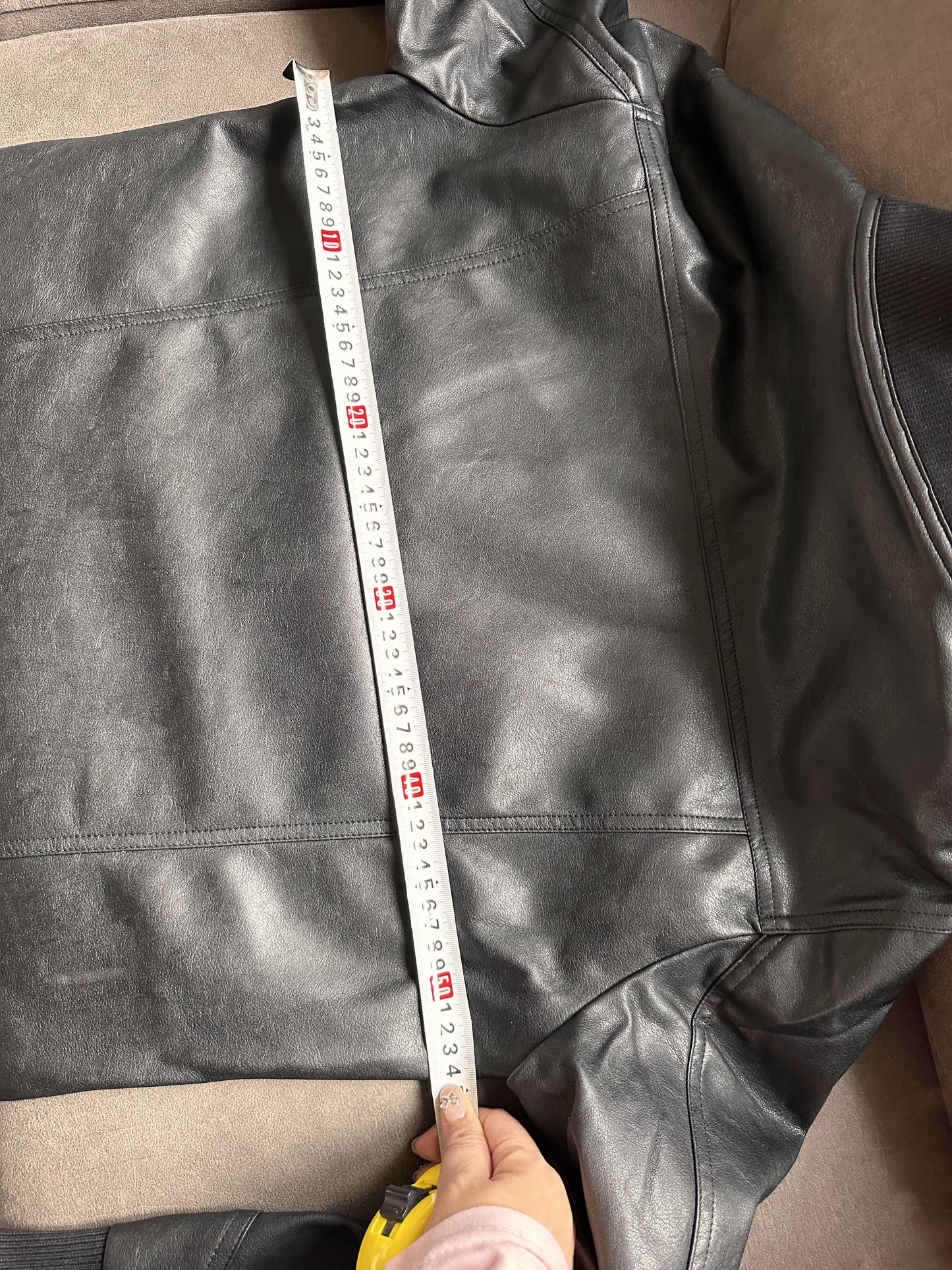 Chaqueta de cuero negra de Dolce & Gabbana con el llamativo logotipo de DG