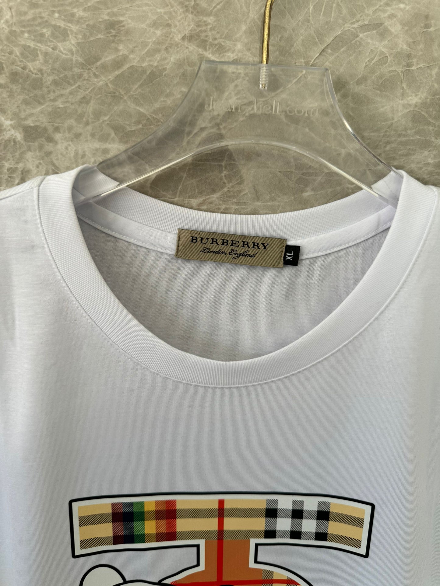 T-shirt Branca Burberry com o Icónico Cavaleiro Equestre e o Acento Xadrez Tartan