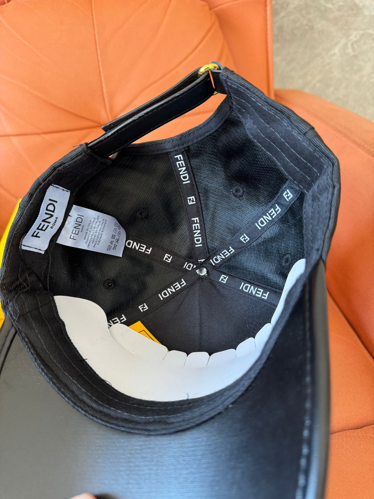 Gorra de béisbol negra de Fendi