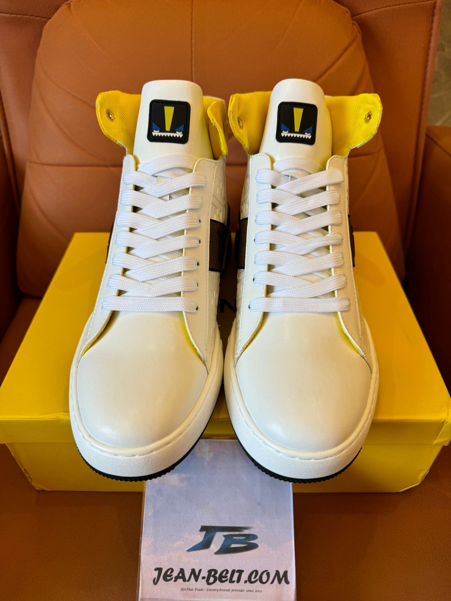 Zapatillas altas Fendi de piel blanca con detalle amarillo y logotipo FF