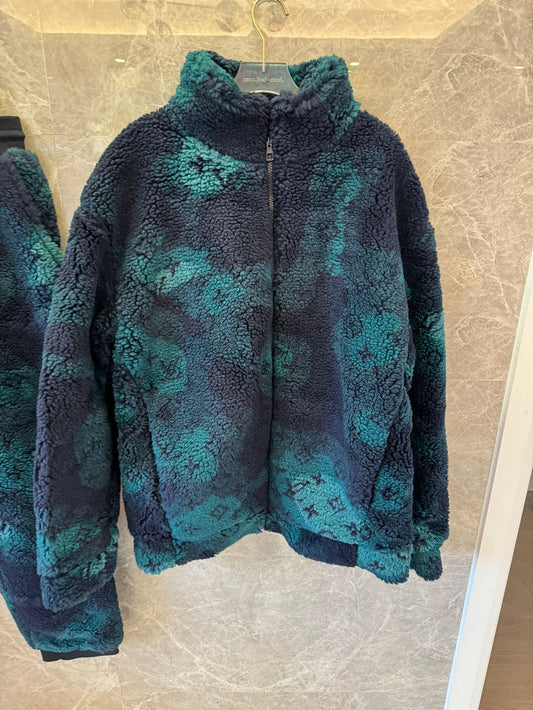 Conjunto de chaqueta y pantalón de piel de oveja con monograma de Louis Vuitton