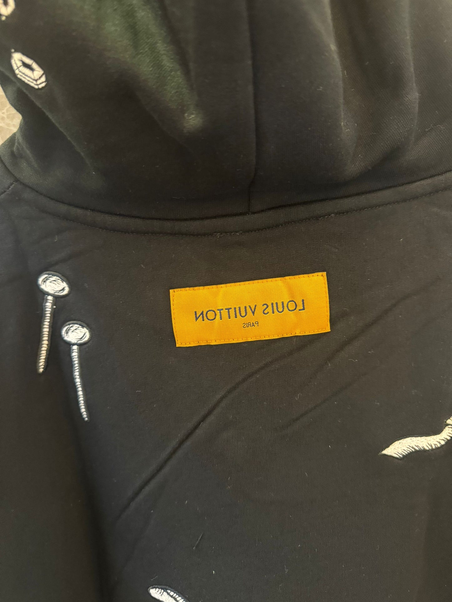 Sudadera con capucha extragrande negra de Louis Vuitton con bordado artístico de herramientas