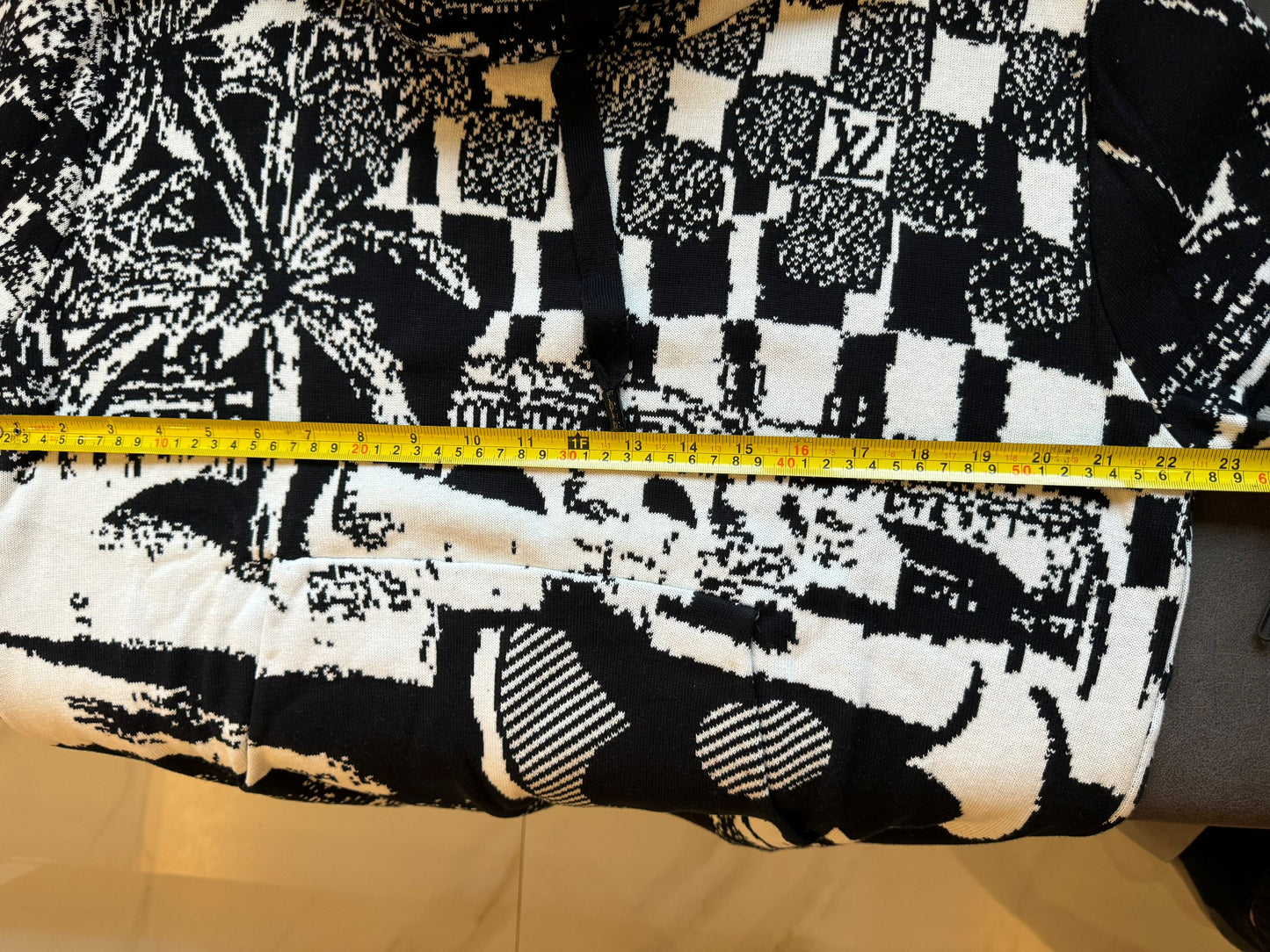 Sudadera con capucha gráfica en blanco y negro de Louis Vuitton