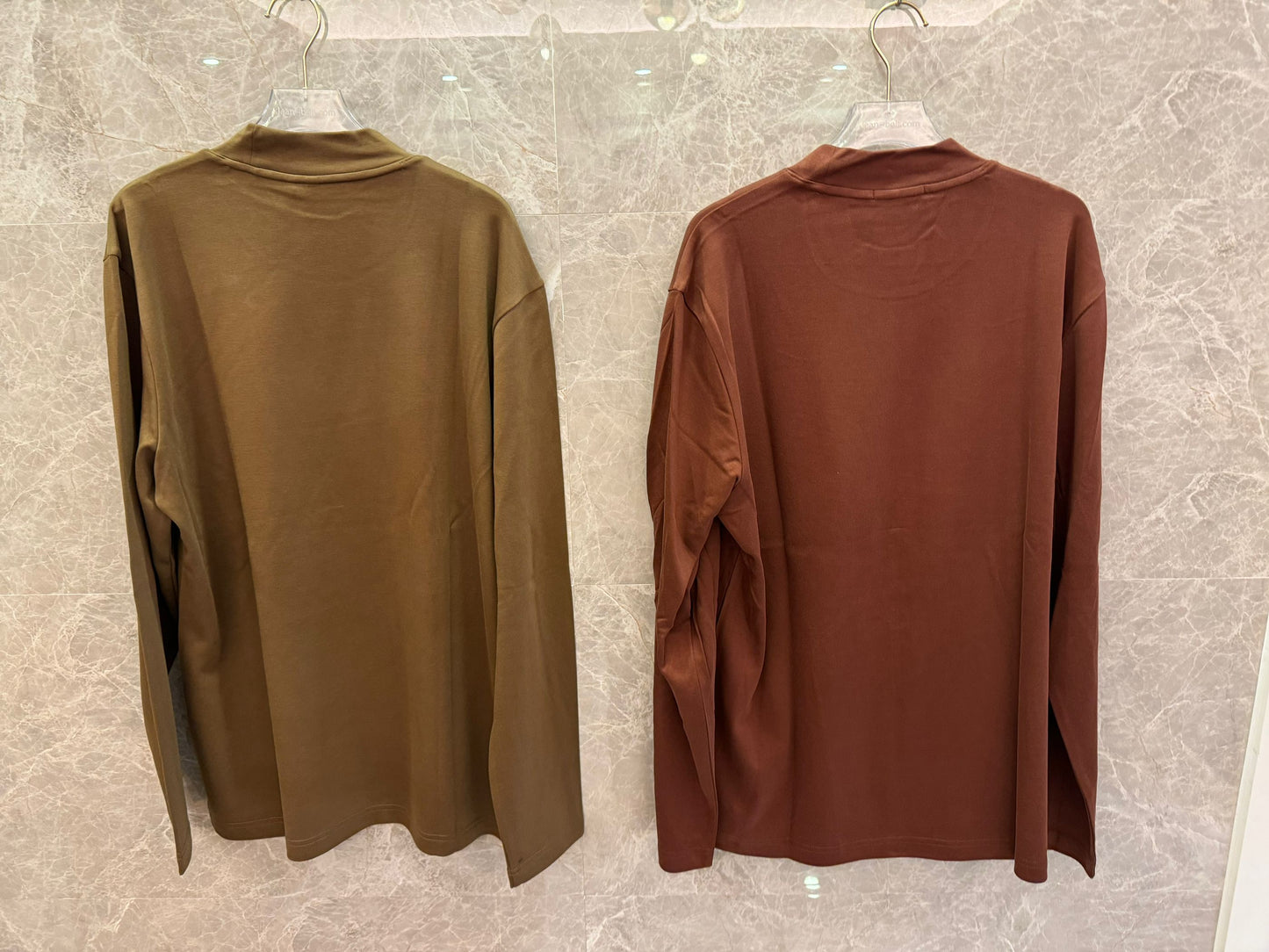 Camisetas minimalistas de manga larga de Louis Vuitton en marrón y caqui