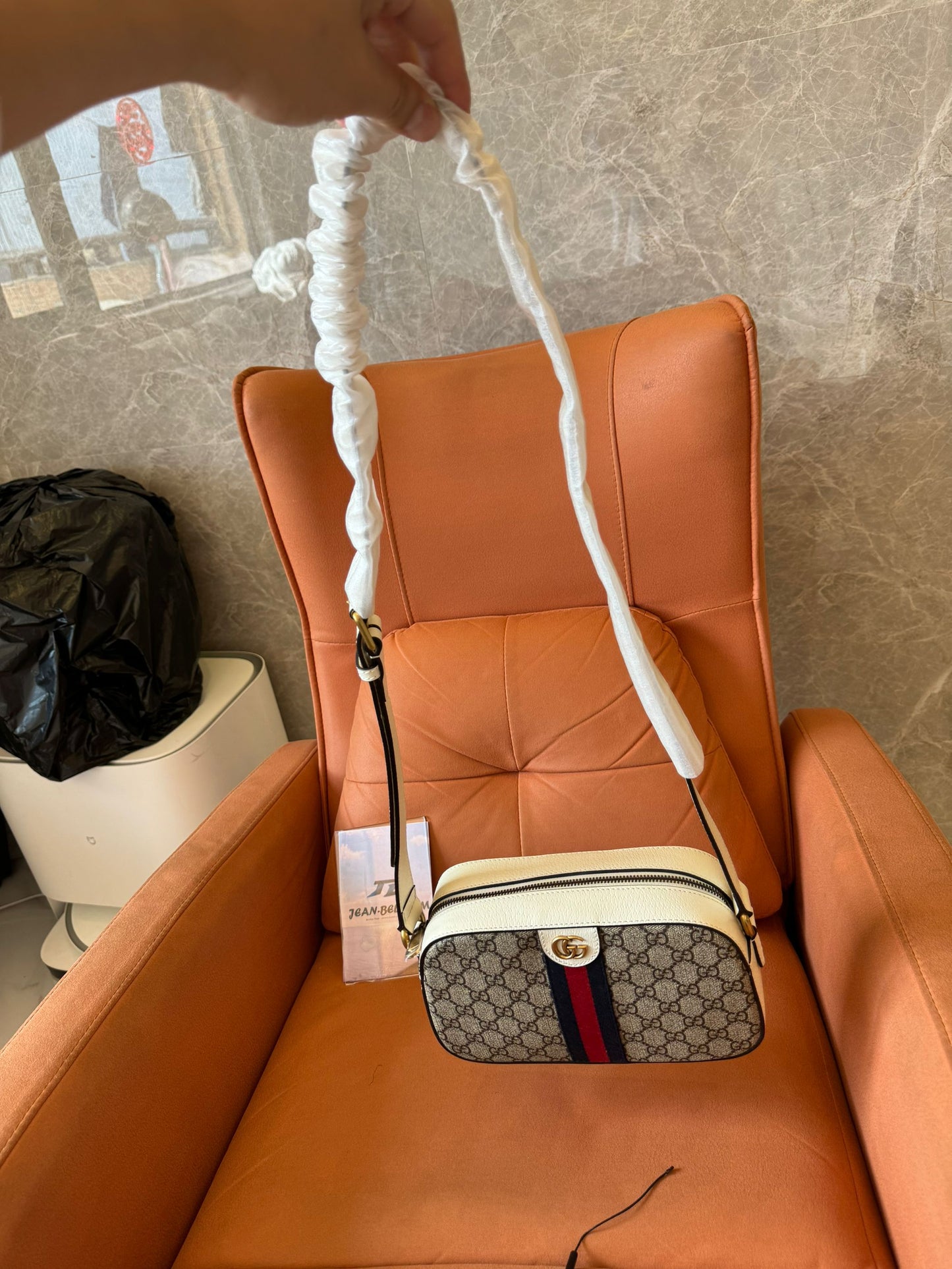 Sac photo Gucci gg supreme monogram en cuir de veau texturé petit ophidia beige ébène