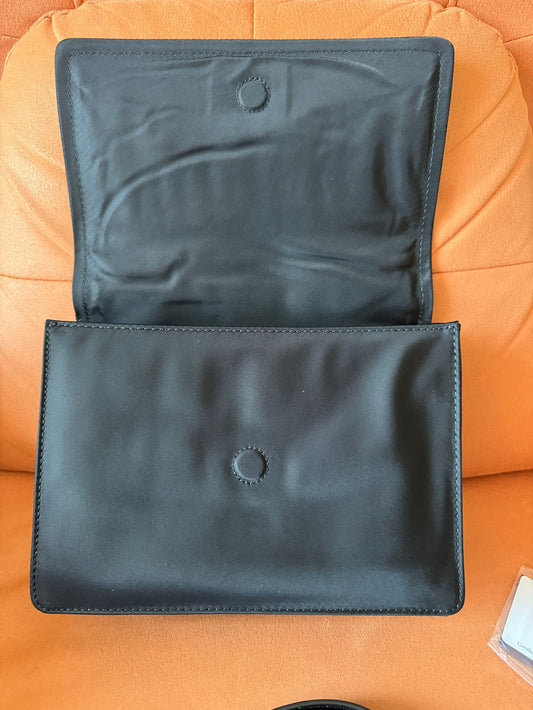 Bolso de hombro pequeño acolchado de re-nylon negro de Prada