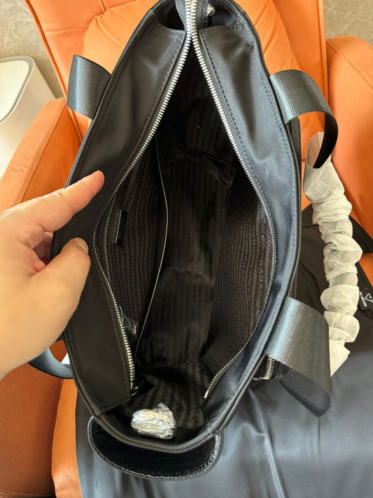 Bolso de bebé Prada de re-nylon
