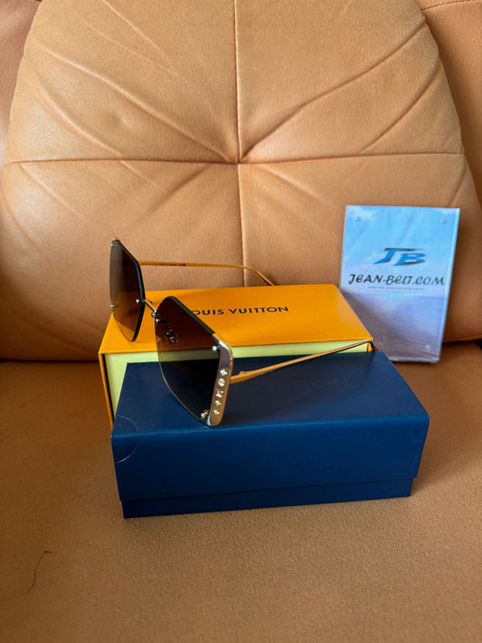 Gafas de sol de piloto con cadena Louis Vuitton My LV: montura dorada y lentes marrones degradadas.