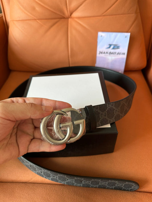 Cinturón Gucci GG Supreme negro con hebilla plateada de G entrelazada