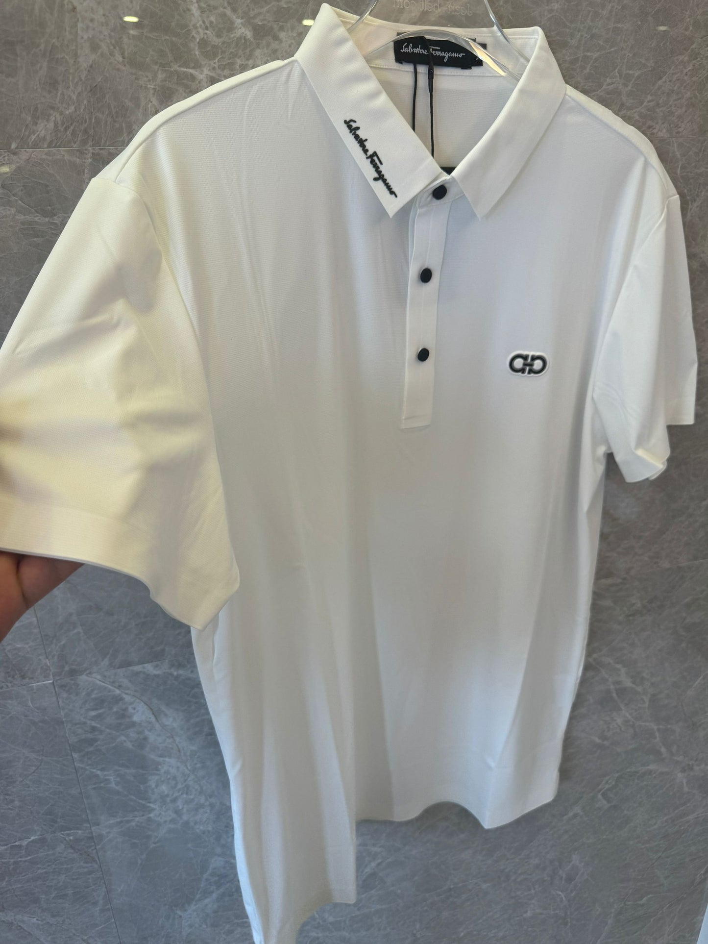 Polo blanco de Ferragamo