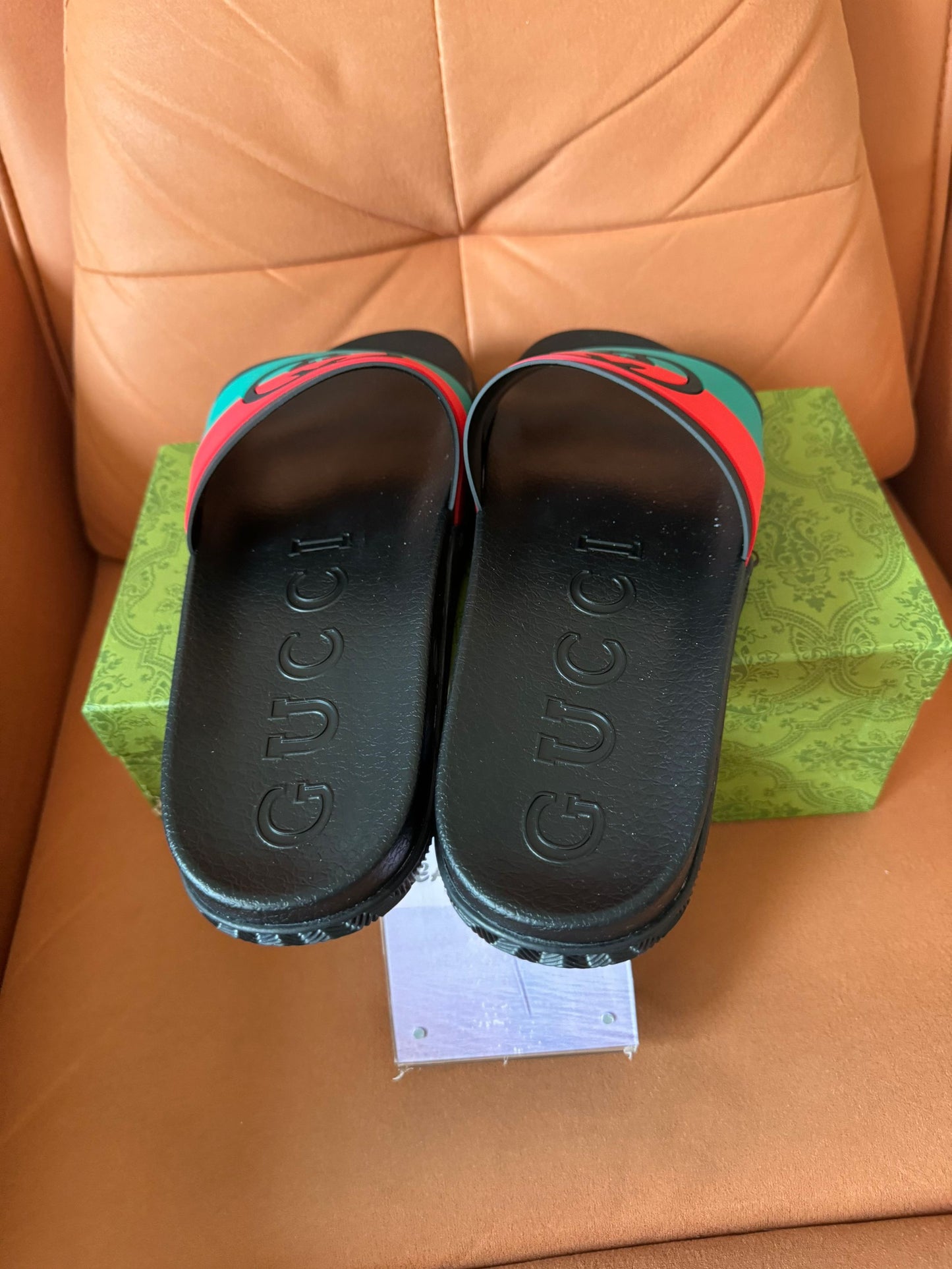 Sandalias de goma Gucci GG con diseño de rayas tribanda