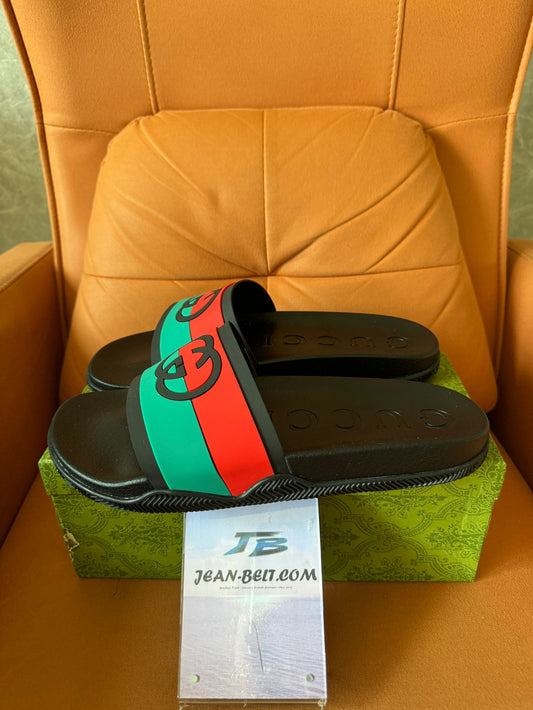 Sandalias de goma Gucci GG con diseño de rayas tribanda