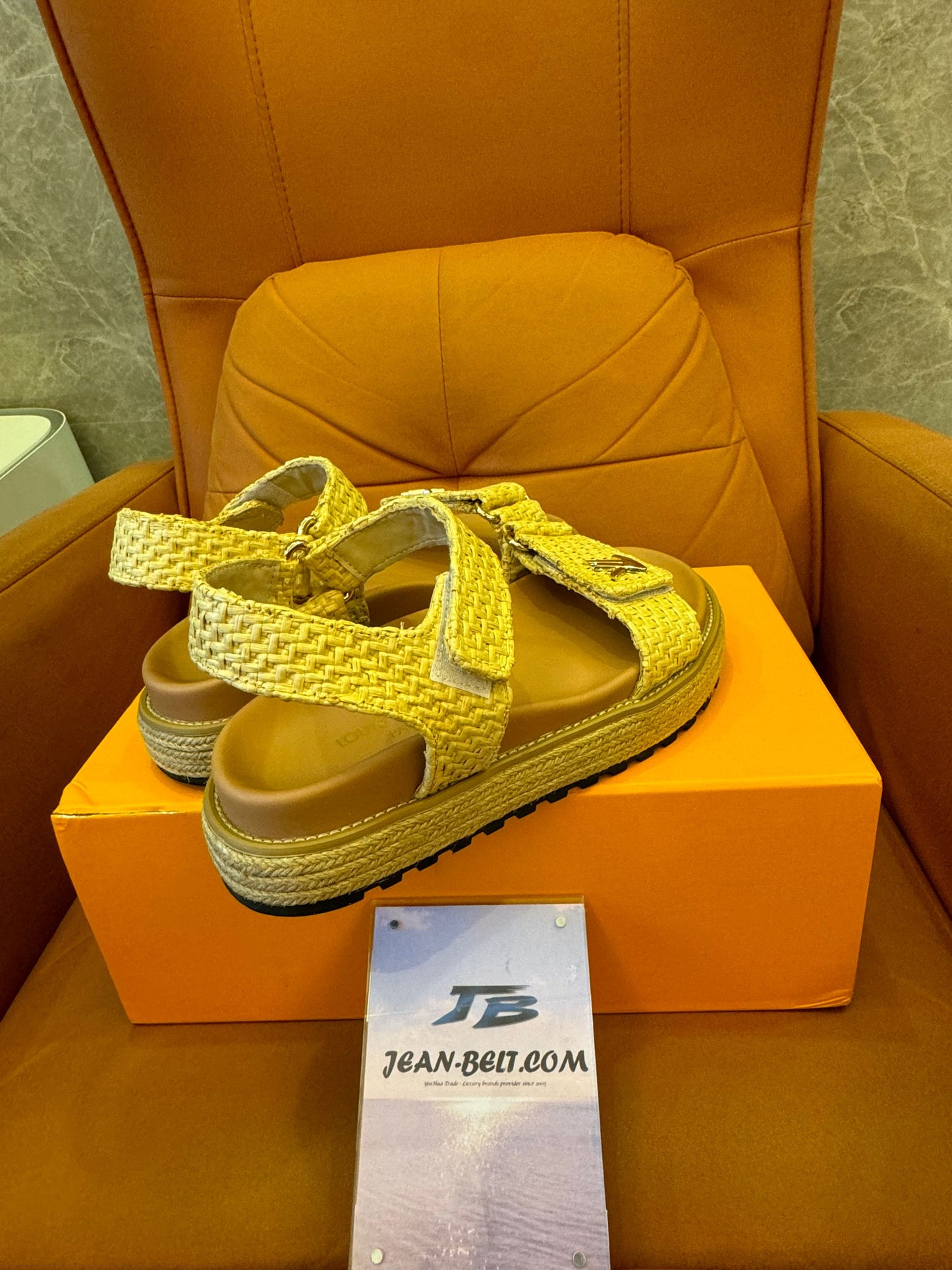 Sandalias de playa con plataforma tipo mules de Chanel