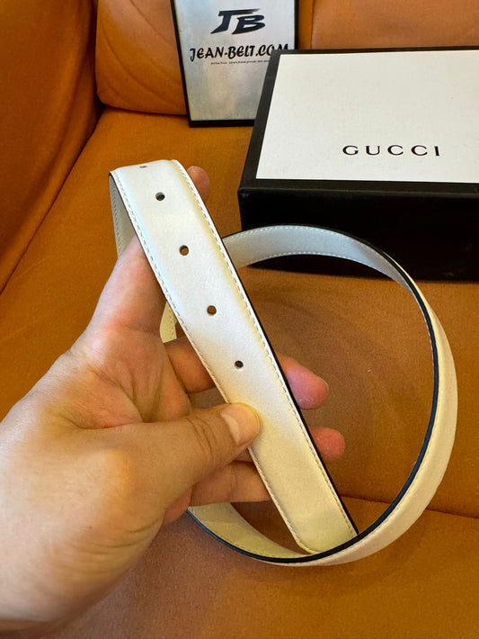 Cinturón Gucci GG Marmont de piel blanca con hebilla de cristal multicolor