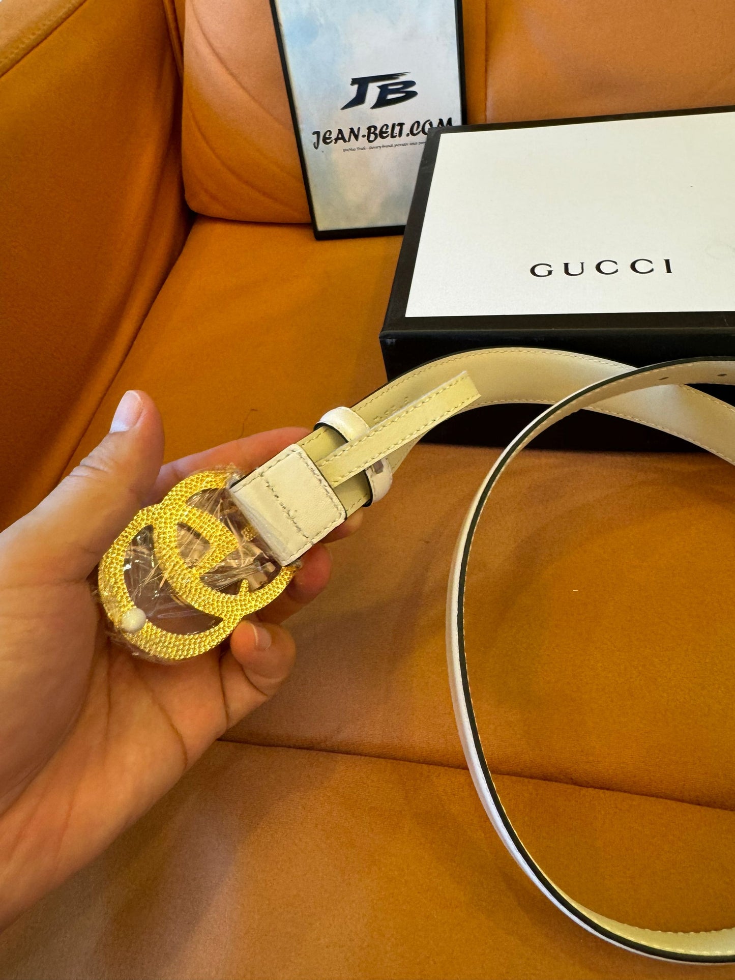 Cinturón Gucci GG Marmont de piel blanca con hebilla de cristal multicolor