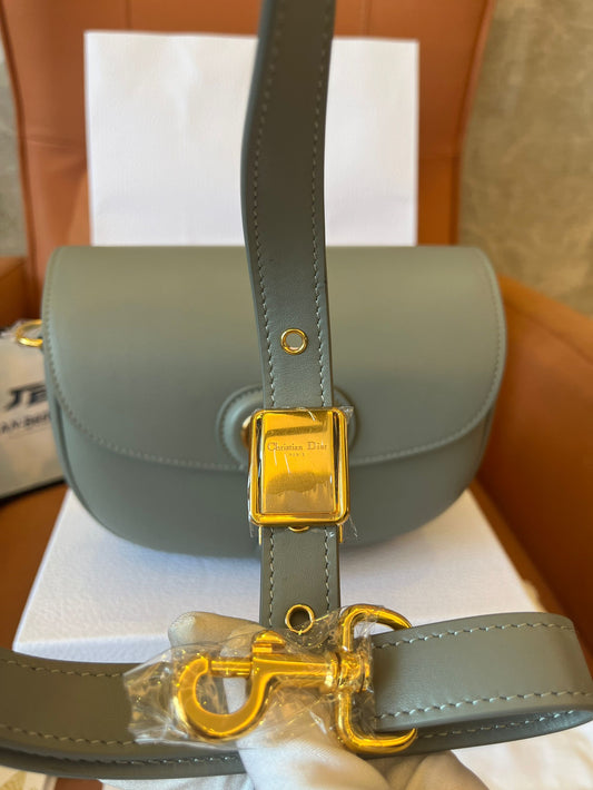 Bolso pequeño Bobby de Christian Dior en piel gris