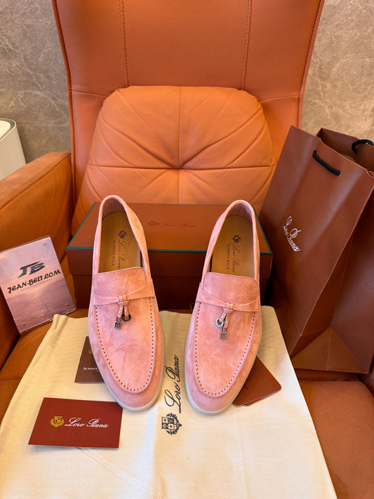 Zapatos mocasines de ante rosa con charms de verano de Loro Piana para mujer