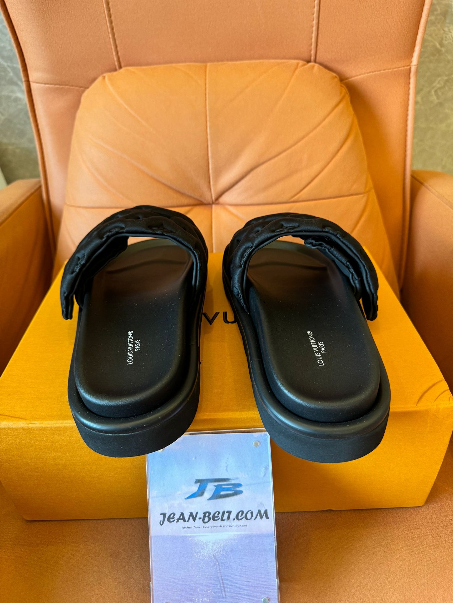 Louis Vuitton mule preto com almofada para piscina e slide unissex