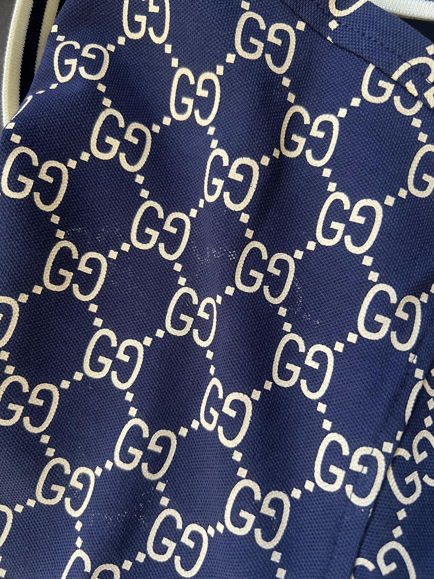 Polo Gucci azul marino con estampado GG: polo de lujo para hombre