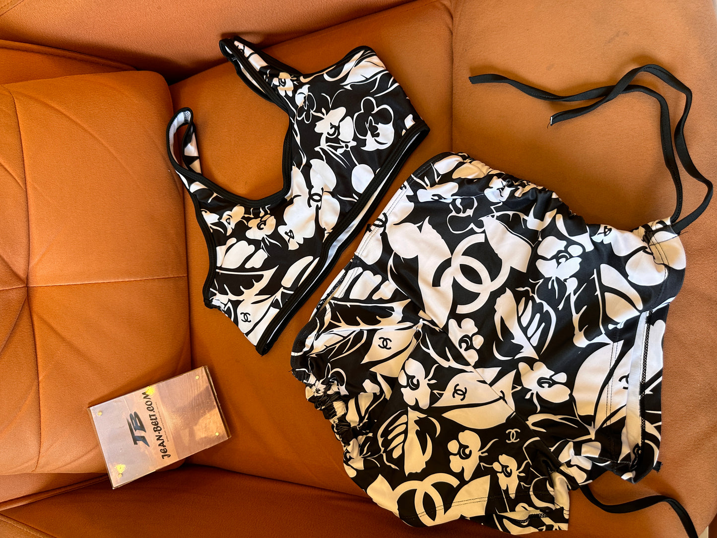 Traje de baño de dos piezas con estampado floral blanco y negro de Chanel.