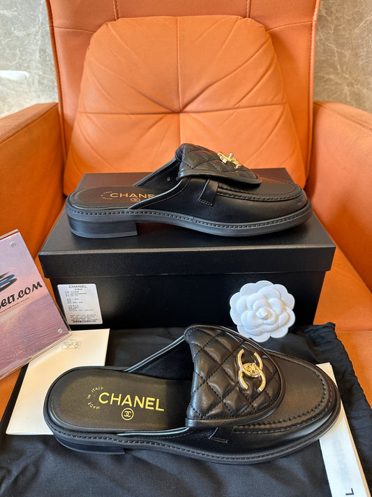 Zapatillas Chanel de piel acolchada con logo CC dorado