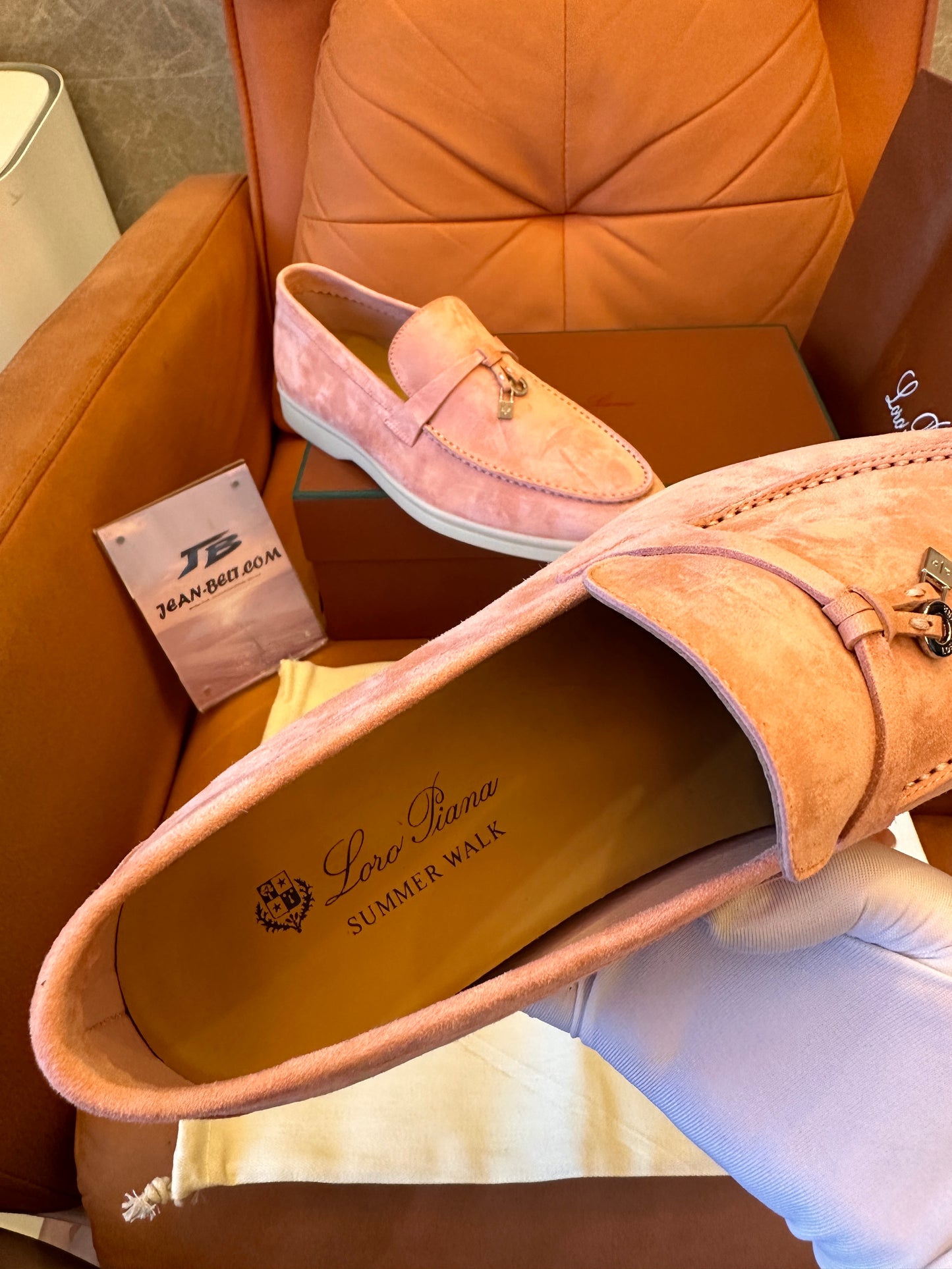 Zapatos mocasines de ante rosa con charms de verano de Loro Piana para mujer