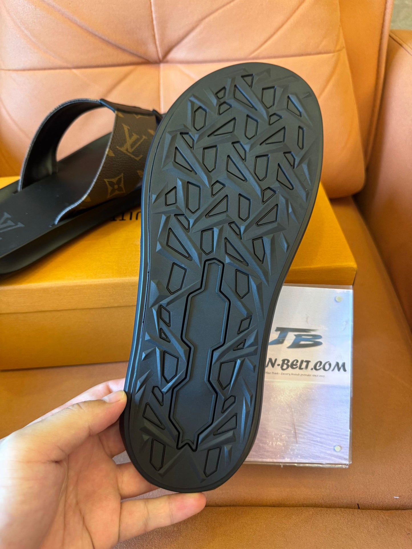 Chanclas Louis Vuitton con monograma en marrón