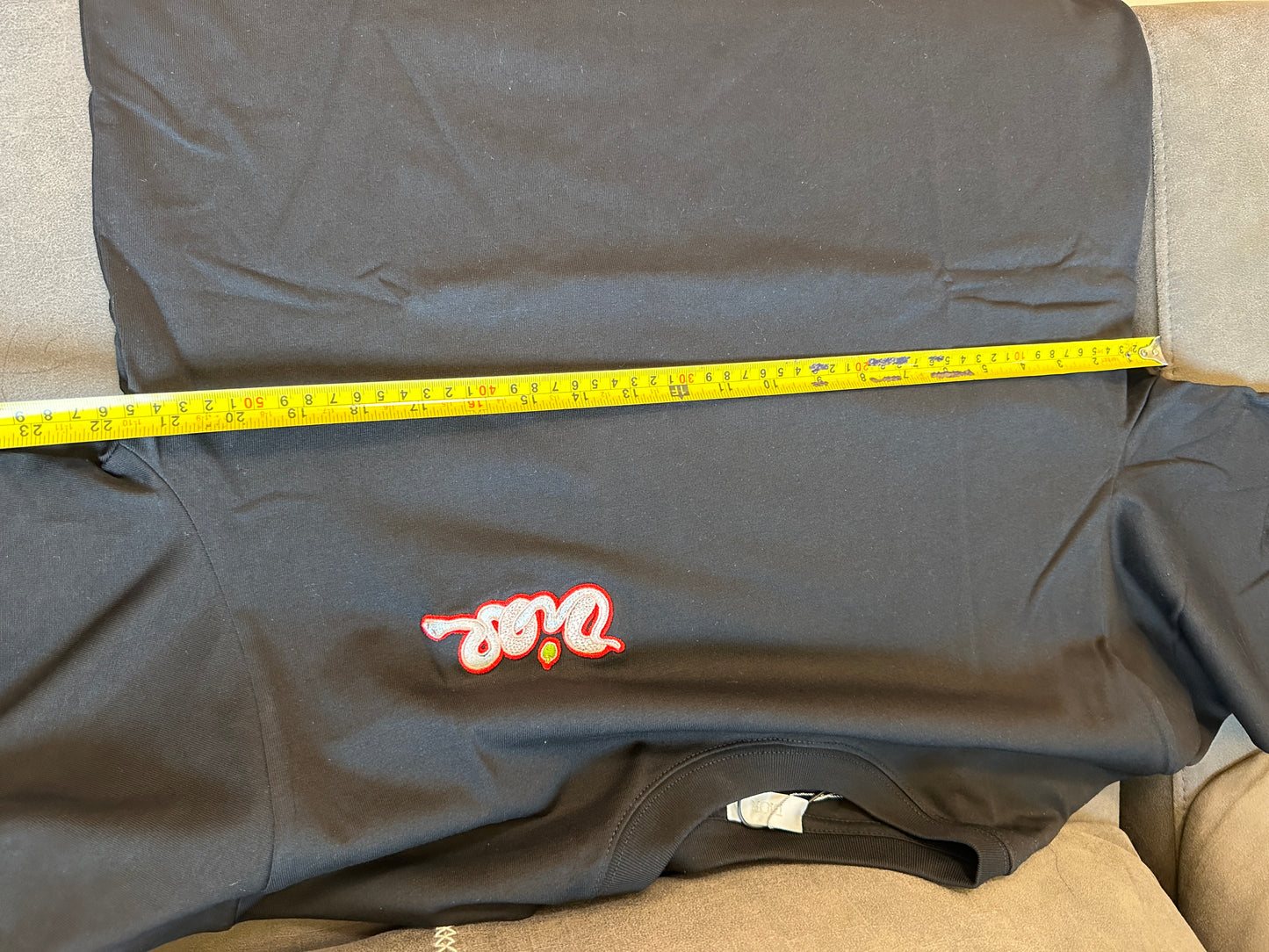 T-shirt Dior preta com logótipo bordado a vermelho