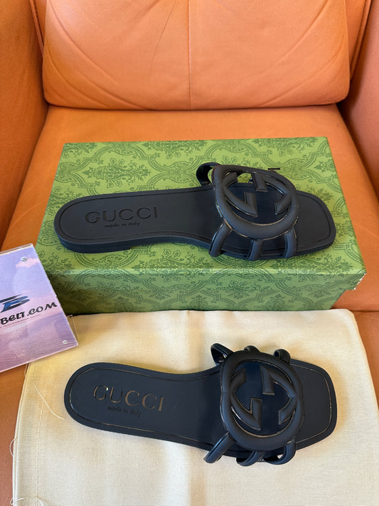 Sandalias planas de goma Gucci Palma GG en color negro
