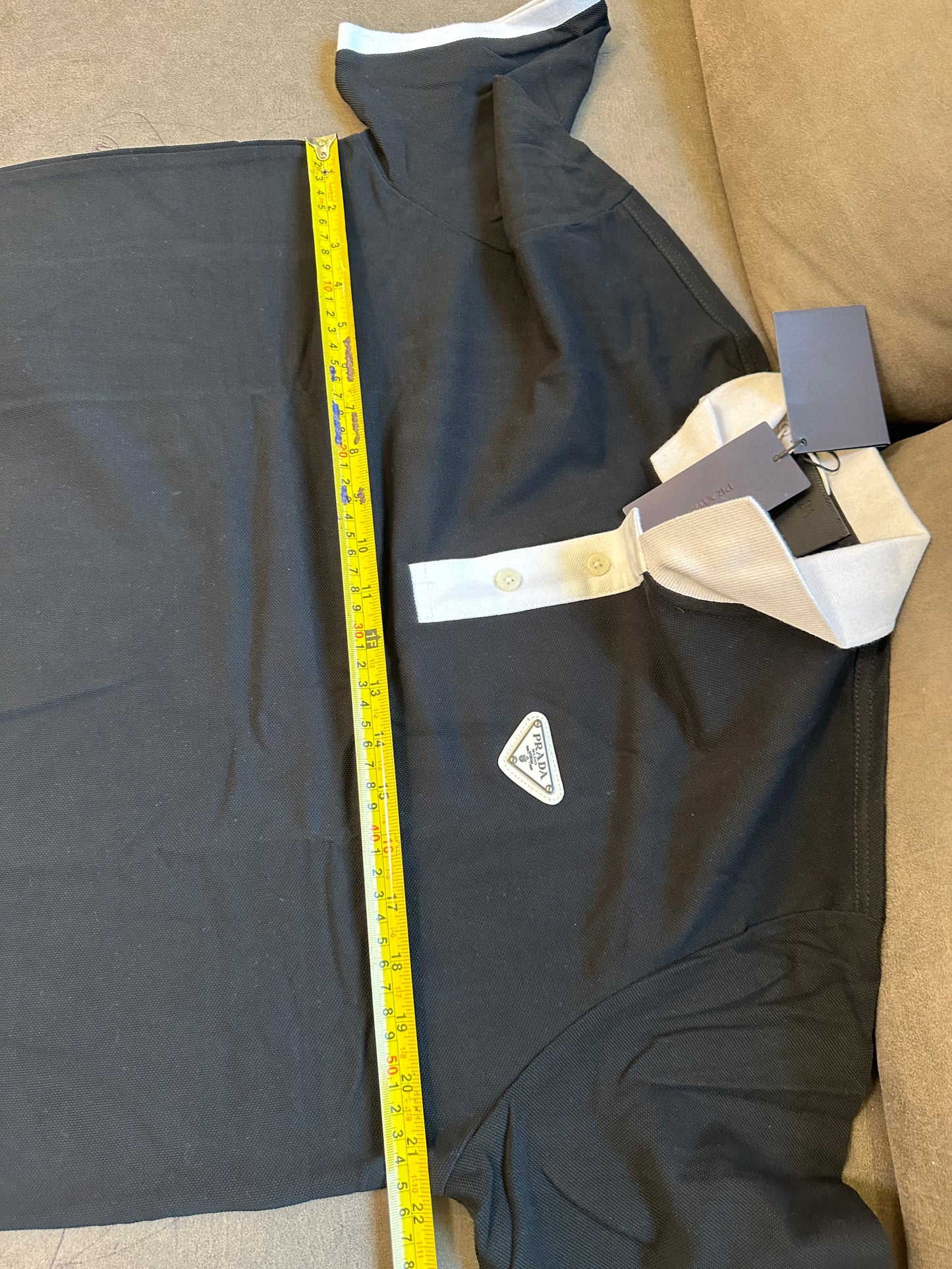 Polo Prada em Algodão Preto com Colarinho de Contraste Branco