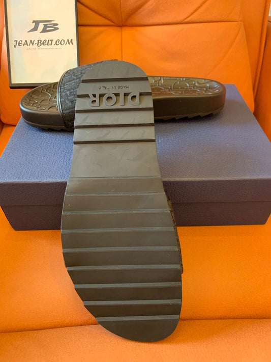Pantuflas negras con diseño de cocodrilo de Prada