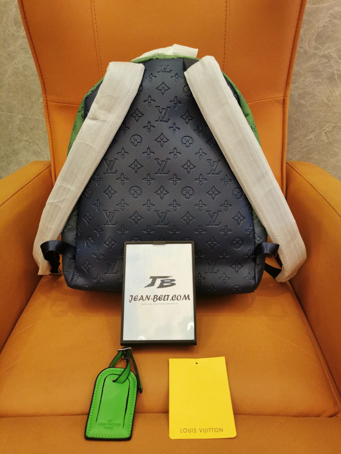 Mochila multibolsillos Louis Vuitton Virgil Abloh, color verde y azul.