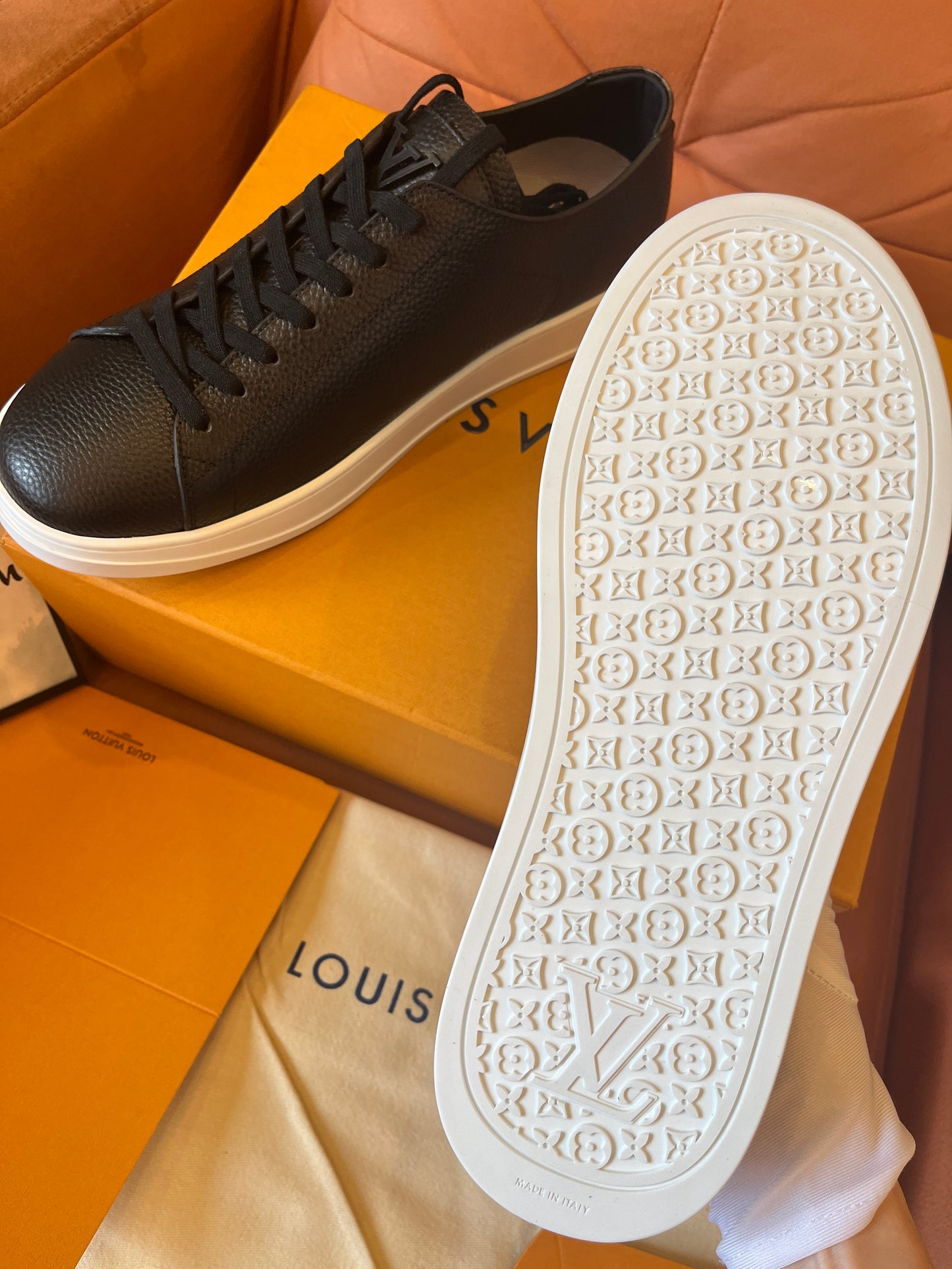 Sneakers en cuir grainé Louis Vuitton noires