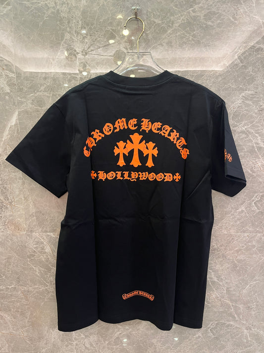 Camiseta de manga corta con el logotipo de tres cruces naranja de Chrome Hearts