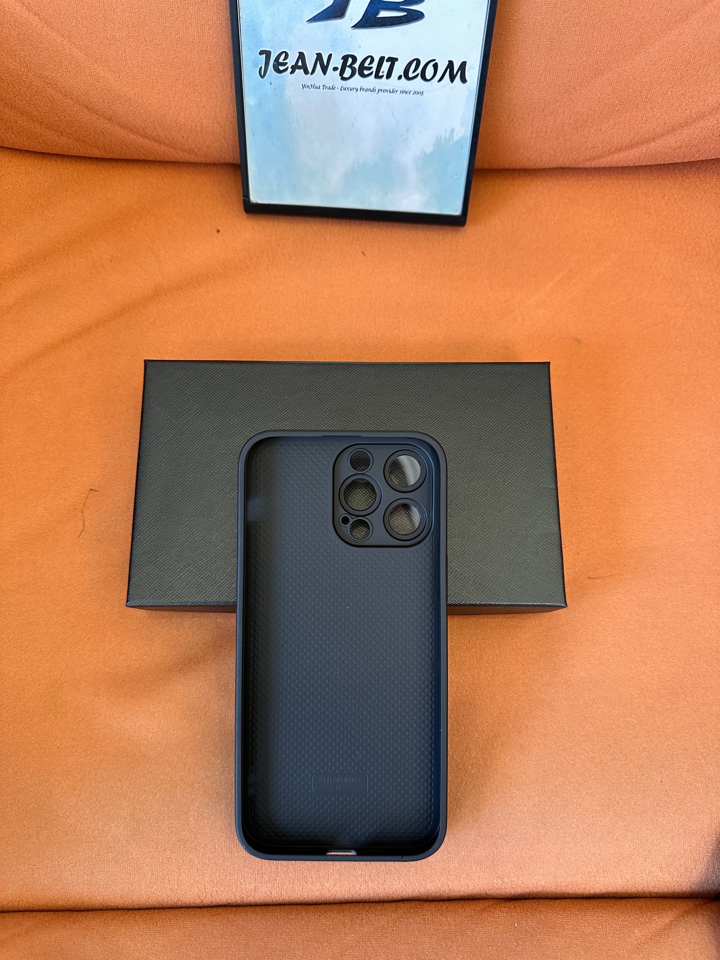 Funda para iPhone de piel negra con efecto cocodrilo de Balenciaga