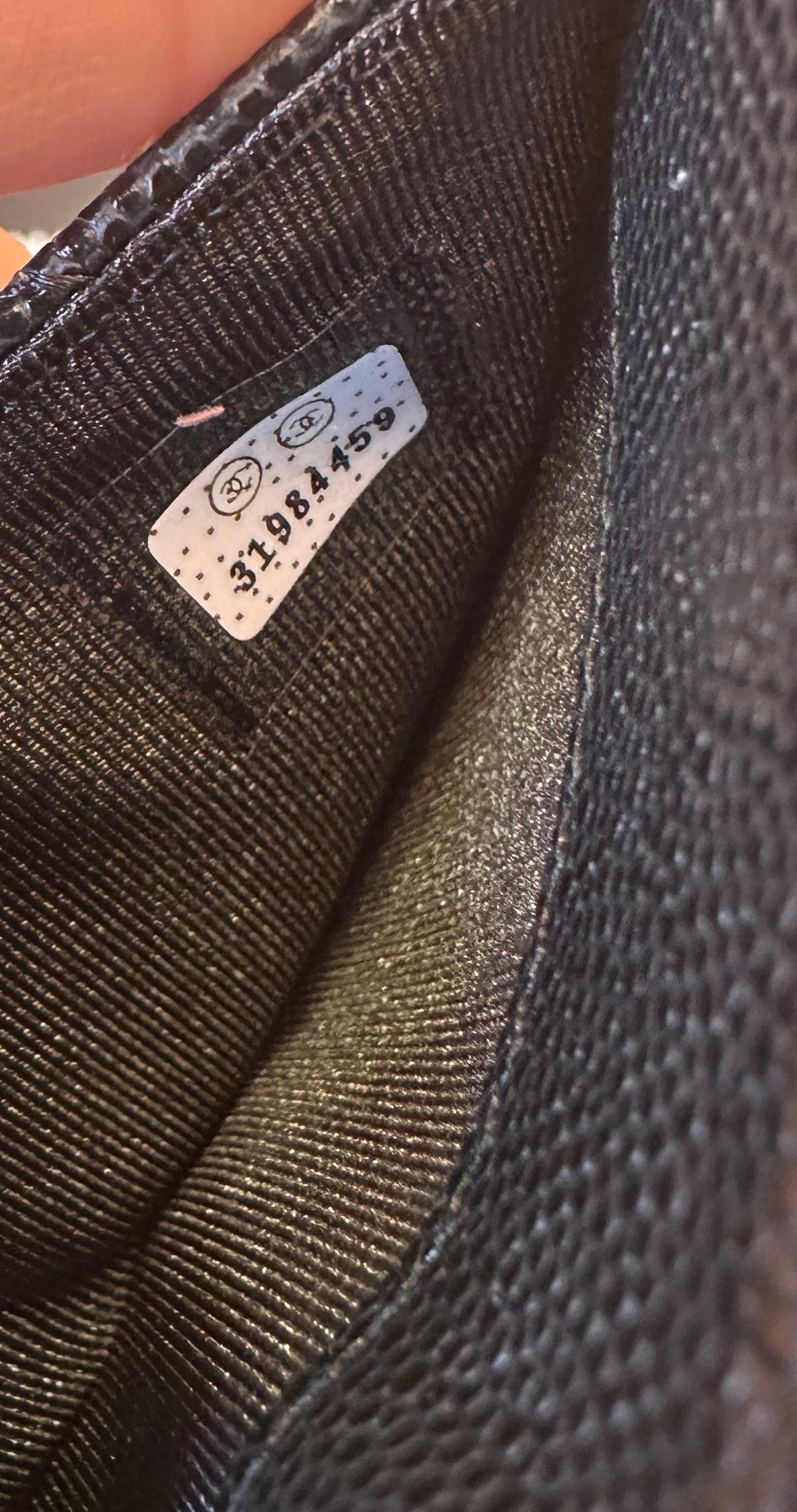 Tarjetero acolchado clásico de Chanel con cremallera