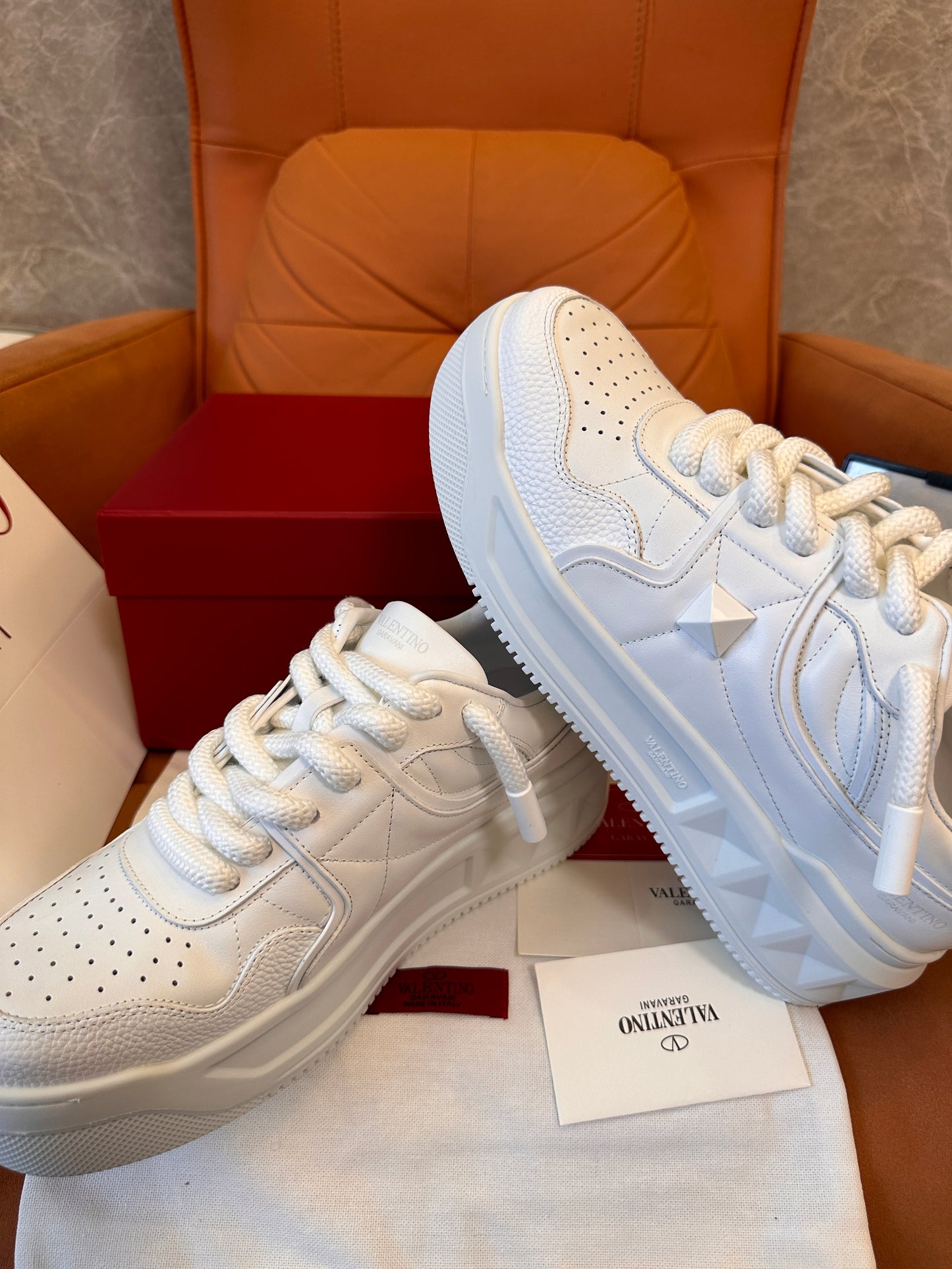 Zapatillas blancas Rockstud de Valentino Garavani