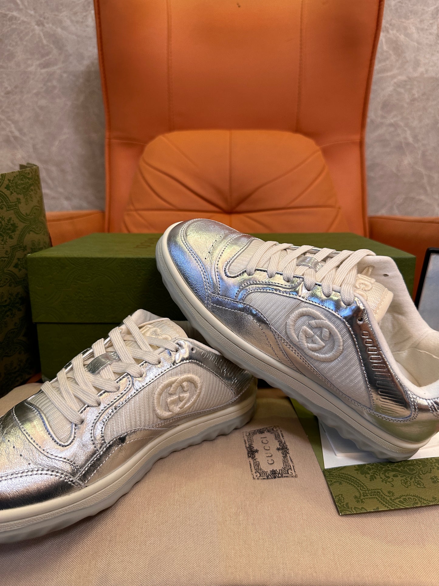 Tênis femininos Gucci prata metálico