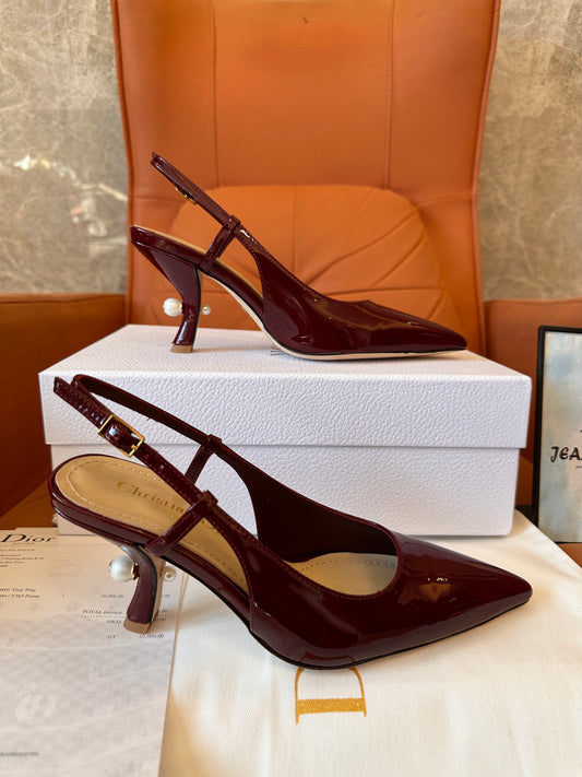 Zapatos de tacón de tira trasera de charol Dior en color vino tinto