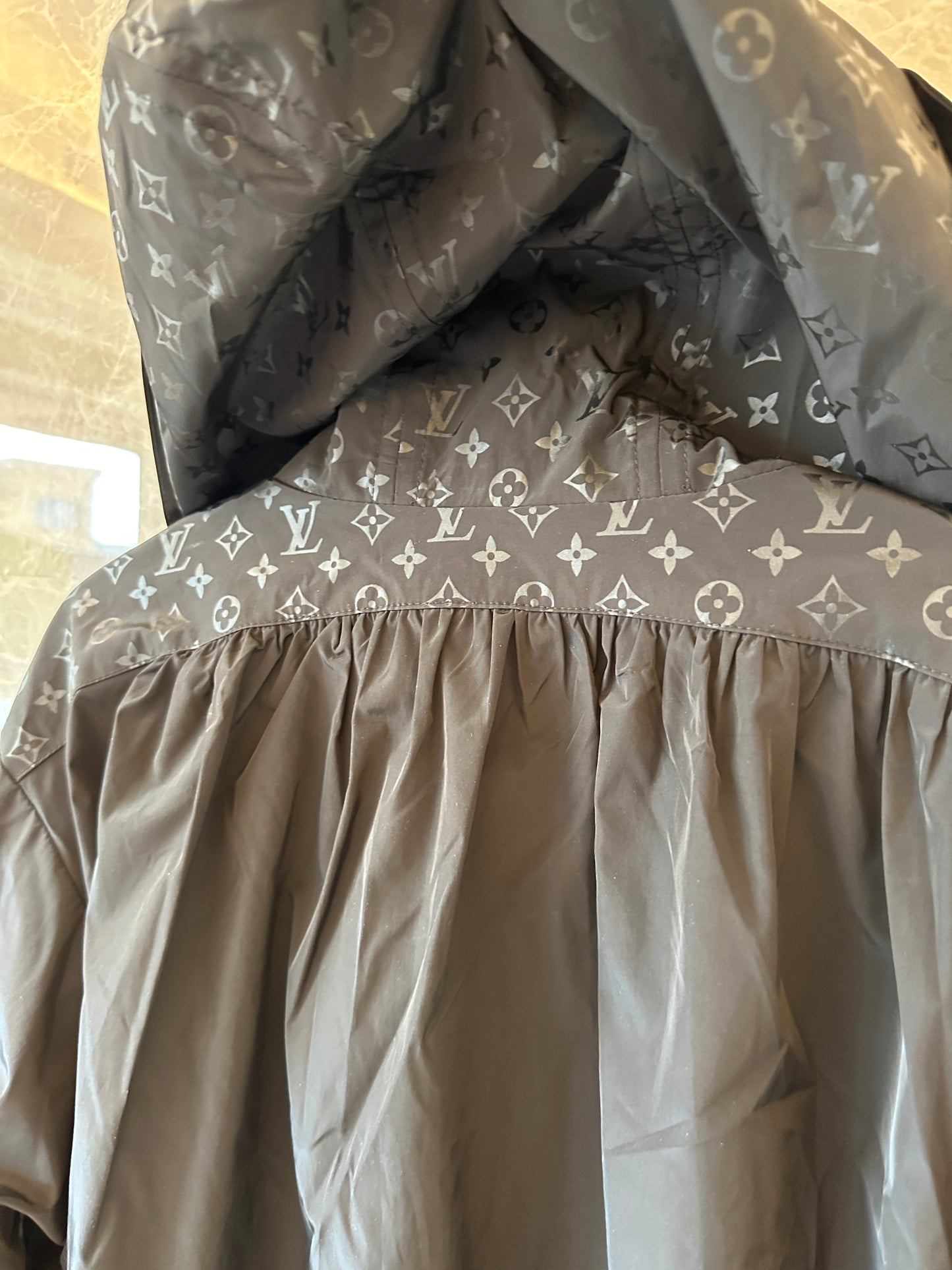 Blusão com Capuz Louis Vuitton Monogram Panel – Preto