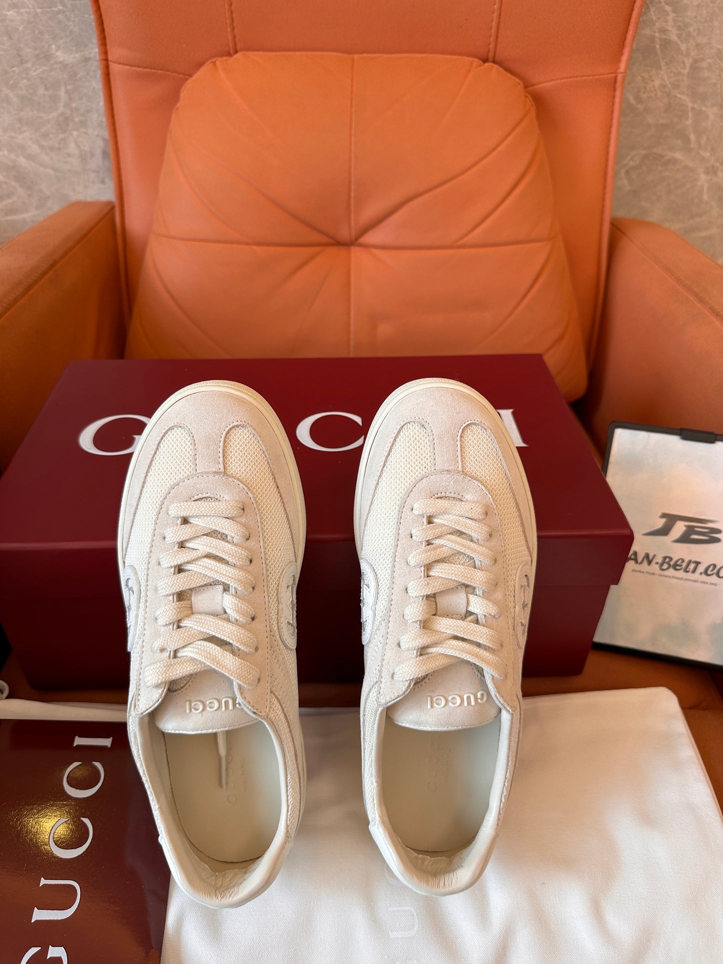 Zapatillas deportivas Gucci de malla GG en blanco roto