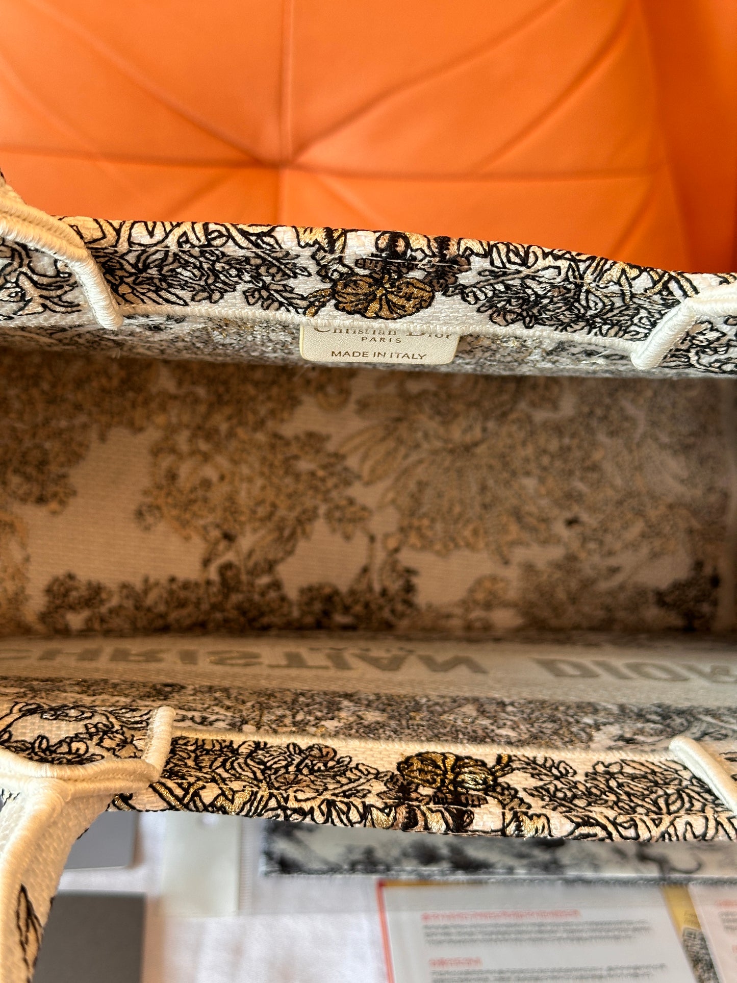 Bolso tote grande Dior "Around the World" de lona bordada en blanco y negro.