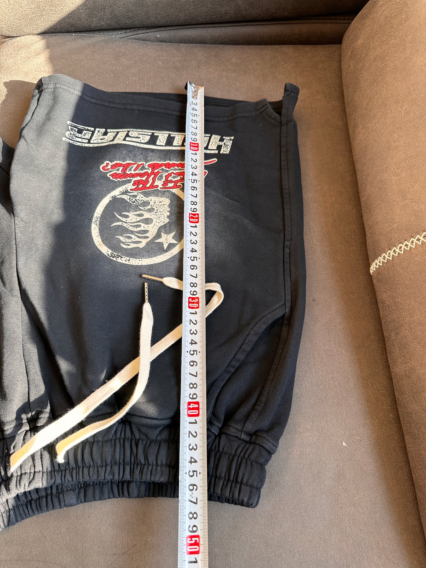 Pantalones cortos negros con estampado gráfico de Hellstar